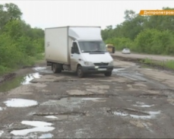 Трасса Днепропетровск - Кривой Рог: разбитые авто и дырявые покрышки (ВИДЕО)