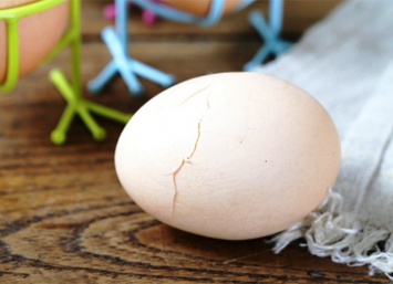 Как сварить яйца, чтобы они не потрескались?
