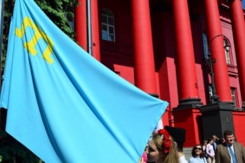 Над зданием красного корпуса университета Шевченко подняли флаг крымских татар (ФОТО)