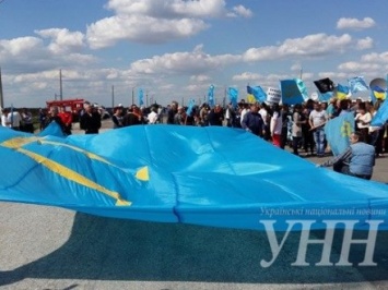 Возле КПВВ "Чонгар" на митинг собрались люди с крымско-татарскими флагами