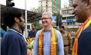 Тим Кук начал поездку по Индии с посещения храма и деловых встреч в Мумбаи [фото]