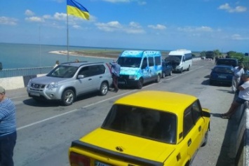 Мариупольцы застряли на границе с Крымом (ФОТО)