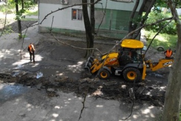 На Одесских Черемушках незаконно ломают дорогу на радость жильцам (ФОТО)