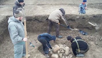 При строительстве дороги в Крым нашли клад и мумию с монетой в зубах
