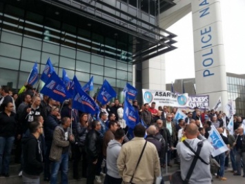 По всей Франции полицейские протестуют против насилия демонстрантов