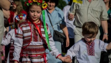 Украинцев всего мира призвали сегодня одеть вышиванку