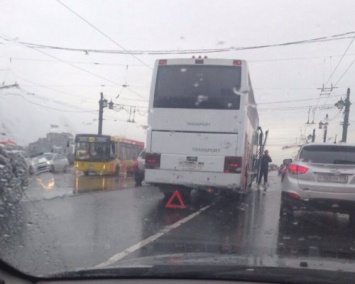 На Литейном мосту туристический автобус вытолкнул легковушку на тротуар