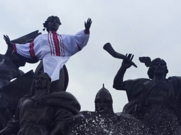 Памятник Лыбеди на столичном Майдане одели в вышиванку