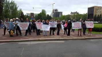 Работники незаконных торговых «будок» устроили митинг под мэрией с требуем узаконить их