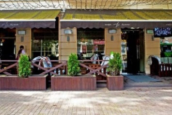 Известное арт-кафе в центре Одессы незаконно пристроило летнюю площадку (ДОКУМЕНТ)