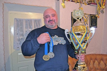 Священник Одесской епархии завоевал золото на Чемпионате Украины по пауэрлифтингу