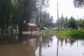 Возле школы в жилмассиве Победа каждый раз после дождя возникает озеро (ФОТО)