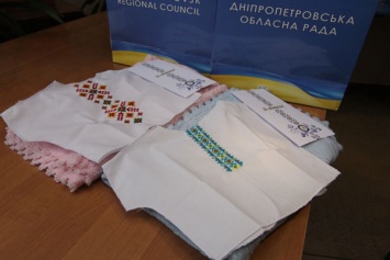 Глава облсовета Глеб Прыгунов презентовал новорожденным вышиванки (ФОТО)