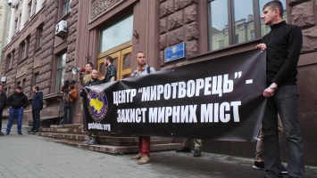 В Киеве "Правый сектор" и националисты устроили масштабный митинг у Мининформации. Сторонники "Миротворца" прорвались в здание