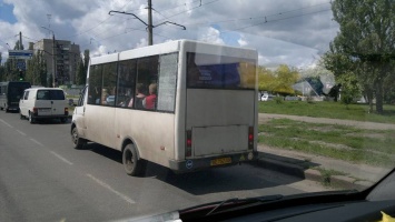 В Николаеве маршрутка ездит с разбитым стеклом, приклеенным на скотч