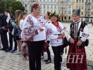 В Киеве образовали живую цепь единства Украины