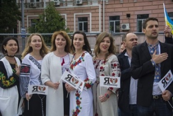 День вышиванки в Киеве: живая цепь объединила две колокольни (ФОТОРЕПОРТАЖ)