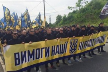 "Азов" в Киеве проводит марш против выборов на Донбассев