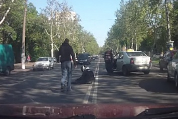 В сети появилось видео наезда автомобиля-такси на мотоциклиста в Одессе (ВИДЕО)