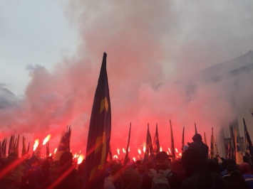 Во время марша "Азова" в нацгвардейцев бросили несколько взрывпакетов, - корреспондент