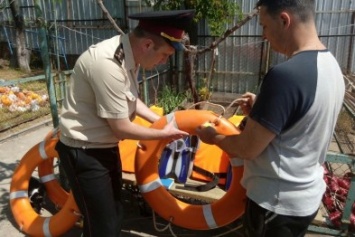 Сотрудники ЧС Черноморска проводят проверку готовности спасательной станции до начала купального сезона (+фото)