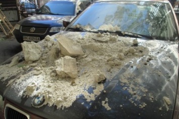 В центре Одессы фрагмент лепки упал на капот автомобиля (ФОТО)