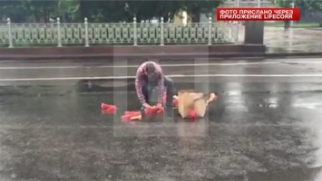 Курьезное ДТП в Москве: водитель грузовика разбросал фаллоимитаторы по проезжей части и заблокировал дорожное движение