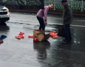 В Москве десятки рассыпанных на дороге фаллоимитаторов вызвали затор