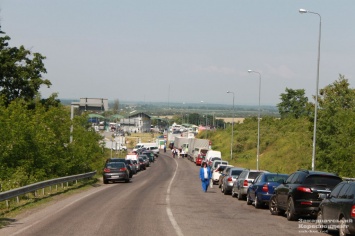 Аншлаг на украинско-словацкой границе: из-за праздника перекрыли грузовой терминал (ФОТО)