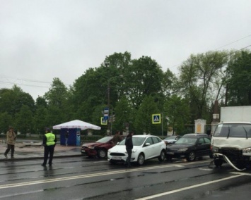 В массовом ДТП в Петергофе столкнулись четыре автомобиля