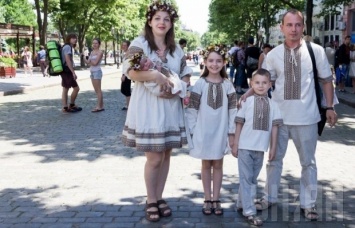 Молдаванка и Пересыпь - в вышиванках вся Одесса. В Южной Пальмире больше тысячи человек прошли в вышиванках по центру города