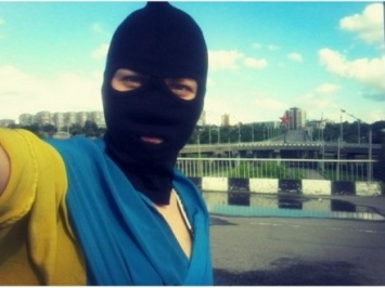 Девушка в Луганске сделала селфи с украинским флагом