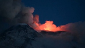 Этна пробудилась вновь: появились кадры грандиозного извержения вулкана, в воздух летят потоки лавы и пепла