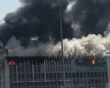 В Китае швейная фабрика взлетела в воздух: вокруг пожар, есть погибшие (ФОТО 18+)