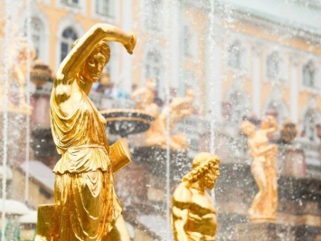 В Петергофе ярким шоу открыли летний сезон фонтанов