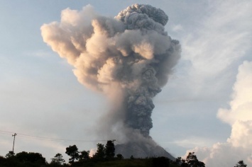 В Индонезии вулкан убил троих фермеров (фото)