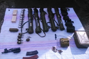 Полицейские Покровской (Красноармейской) оперативной зоны сегодня не только оперативно разыскали ночного «автоматчики», но и нашли целый арсенал нелегального оружия