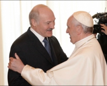 Лукашенко пришел к Папе Римскому с сыном Колей (ФОТО)