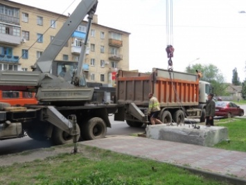 Коммунальщики "экспроприировали" ничейную конструкцию билборда (видео)