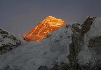 Двое альпинистов погибли при спуске с вершины Эвереста