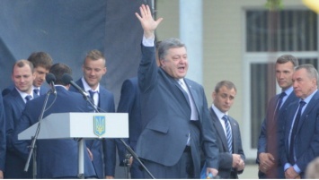 Порошенко надеется спеть футбольный гимн Украины в Донецке