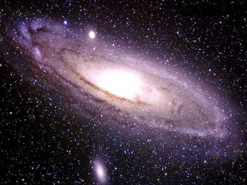 Астрофизики нашли самую тусклую галактику времен рождения Вселенной