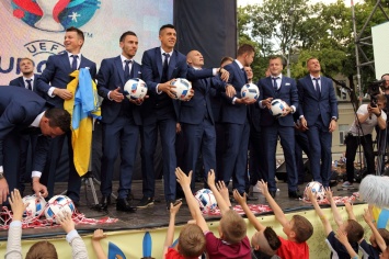 Президент, Руслана и тысячи фанатов провели сборную Украины на Евро-2016 (ФОТО)