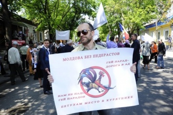 Православные активисты сорвали ЛГБТ-парад в Кишеневе (фото)