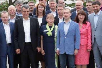 В Крыму однопартийцы подарили Медведеву икону