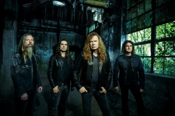 На сцене во время концерта умер барабанщик рок-группы Megadeth