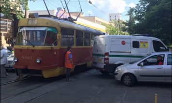 В Киеве на Подоле инкассаторское авто столкнулось с трамваем