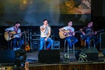 В Днепропетровске на фестивале песен, рожденных в АТО, прозвучали композиции о любимых, побратимах и мирном небе (ФОТО)