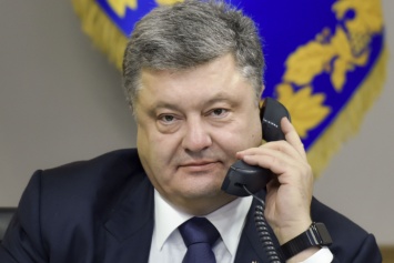 Порошенко по возвращении из Стамбула пообщается по телефону с Меркель и Олландом, - пресс-служба