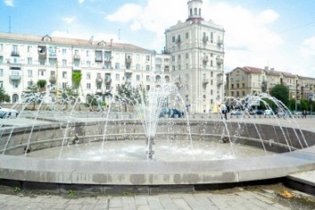 На площади Поляка в Запорожье включили обновленные фонтаны (ФОТО)